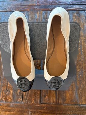 Tory Burch Cream Leather Ballet Flats with Black Logo Cap